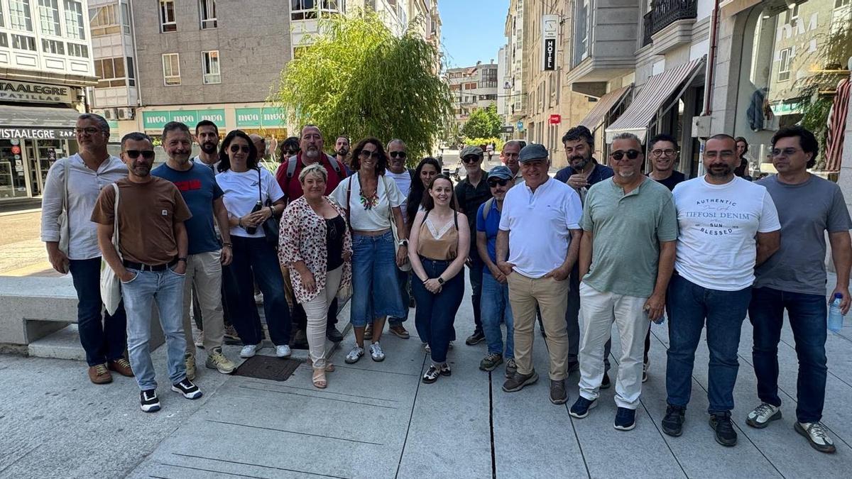 La amplia delegación realizó un recorrido urbano.