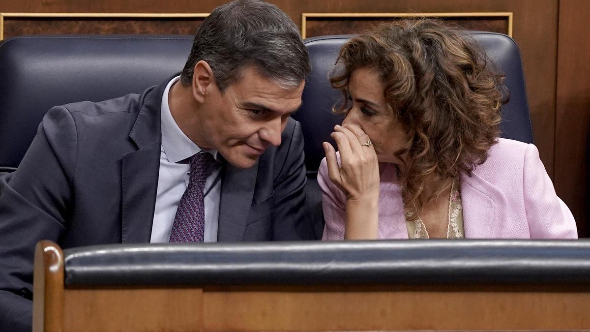 El presidente, Pedro Sánchez, y la vicepresidenta y ministra de Hacienda, María Jesús Montero, en una sesión del Congreso de los Diputados, en mayo.