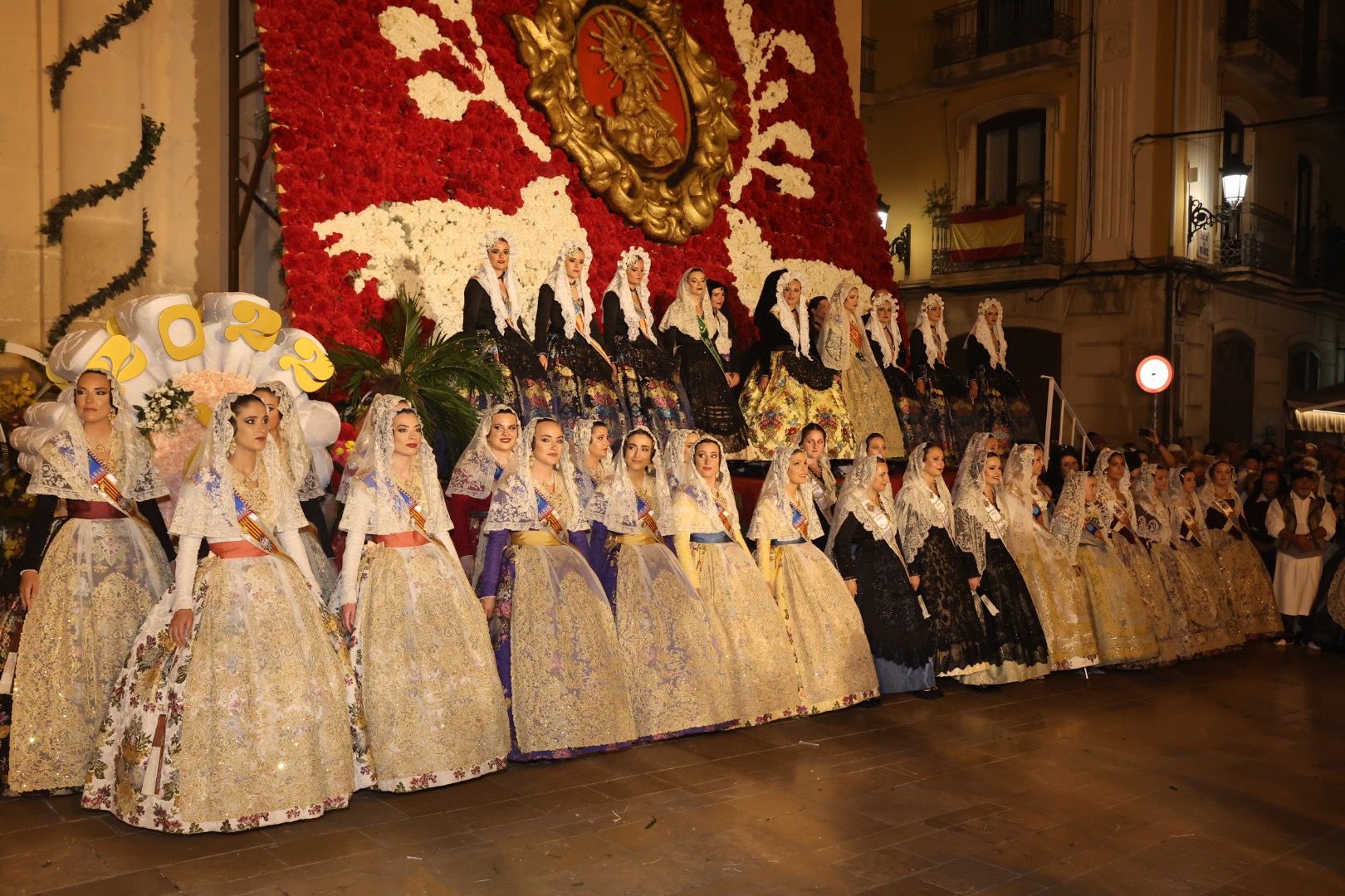 Carmen, Nerea y las dos cortes rematan la Ofrenda de Alicante