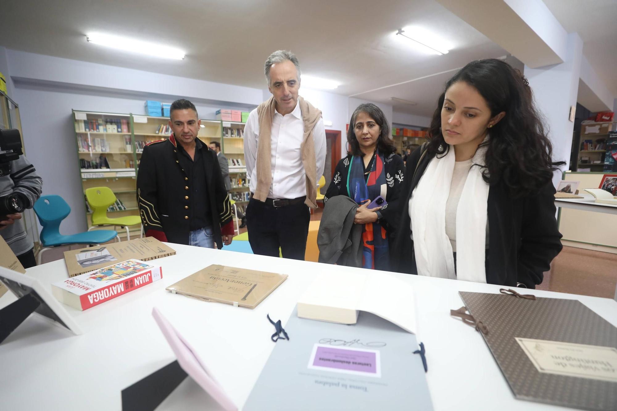 El director de la Iniciativa Medicamentos para Enfermedades Desatendidas visita el IES Batán de Mieres