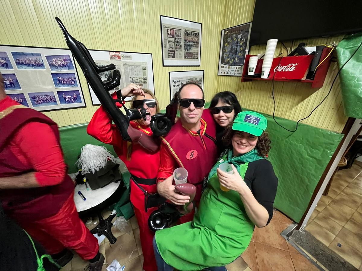 Participantes disfrazados en la fiesta de Can Vinagre.