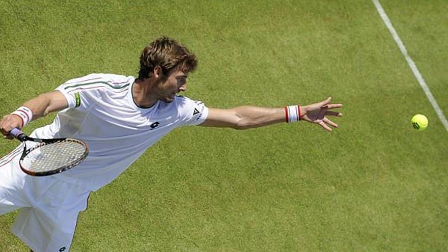 Juan Carlos Ferrero se dispone a sacar durante su partido ante Querrey. /