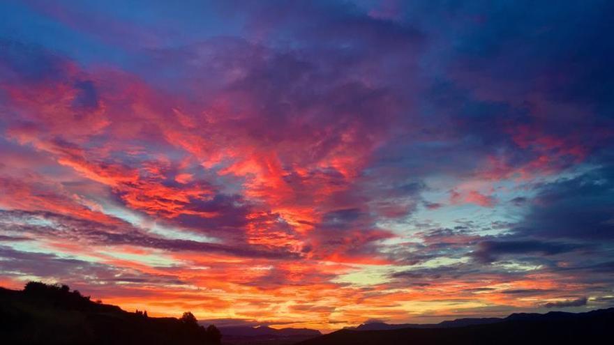 Poco nuboso con intervalos de nubes altas y temperaturas en ascenso ligero