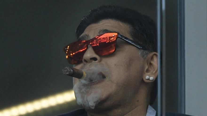 Maradona fuma un palco del Spartyak Stadoium.