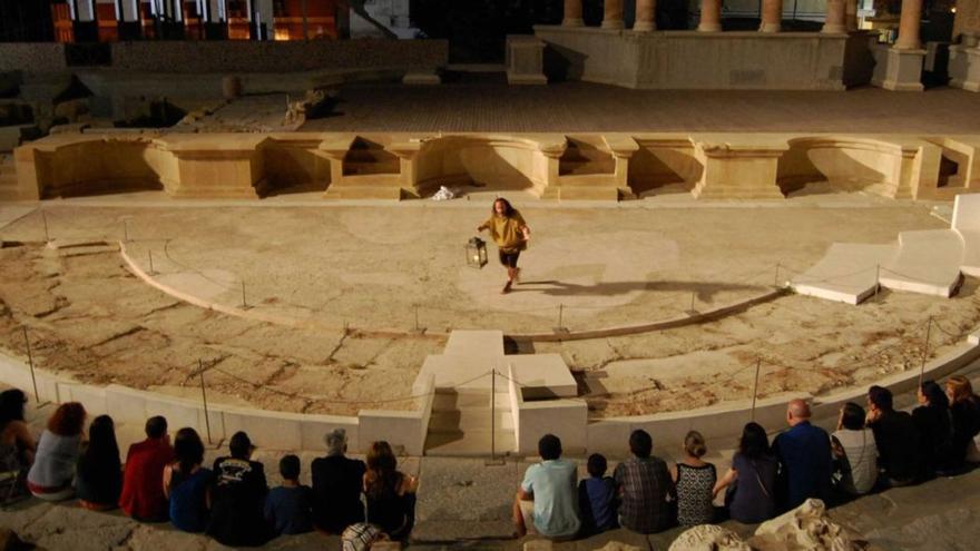 Imagen de una visita teatralizada al Teatro Romano.