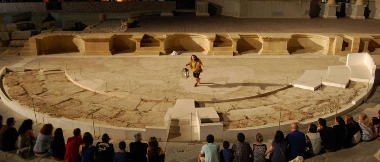 Imagen de una visita teatralizada al Teatro Romano.