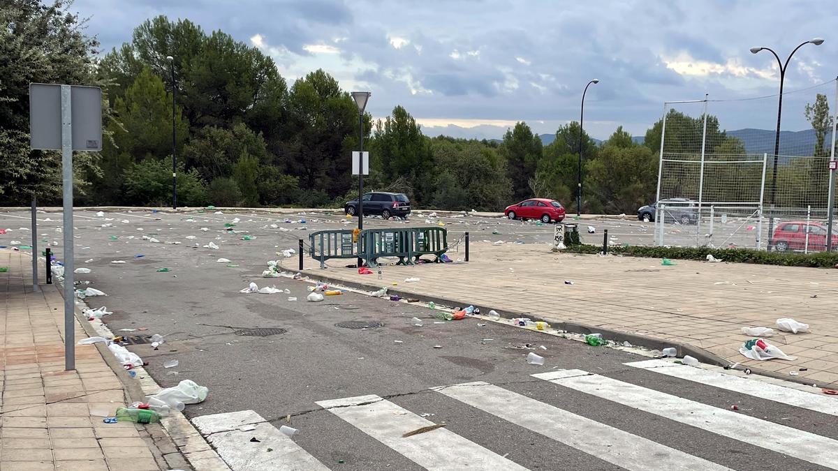 Un dels pàrquings de la Vila Universitària de la UAB plens de restes de begudes i llaunes després del macrobotellot