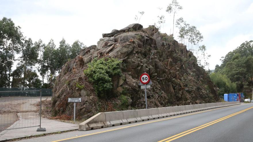 El aparcamiento disuasorio de Domaio, en la PO-551 junto a Rande, que ya está vallado y el montículo que se dinamitará, desbrozado. |   // S.Á.