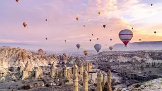 Vuelo en globo sobre Capadocia y senderismo por el Valle de las Rosas: dos experiencias mágicas en Turquía