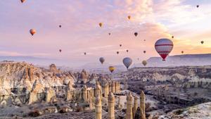Vuelo en globo sobre Capadocia y senderismo por el Valle de las Rosas: dos experiencias mágicas en Turquía