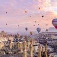 Vuelo en globo sobre Capadocia y senderismo por el Valle de las Rosas: dos experiencias mágicas en Turquía