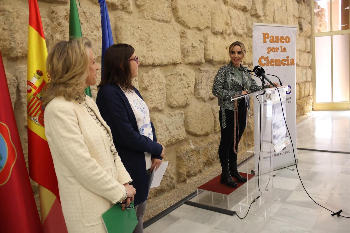 La delegada de Educación en rueda de prensa esta mañana en el ayuntamiento.