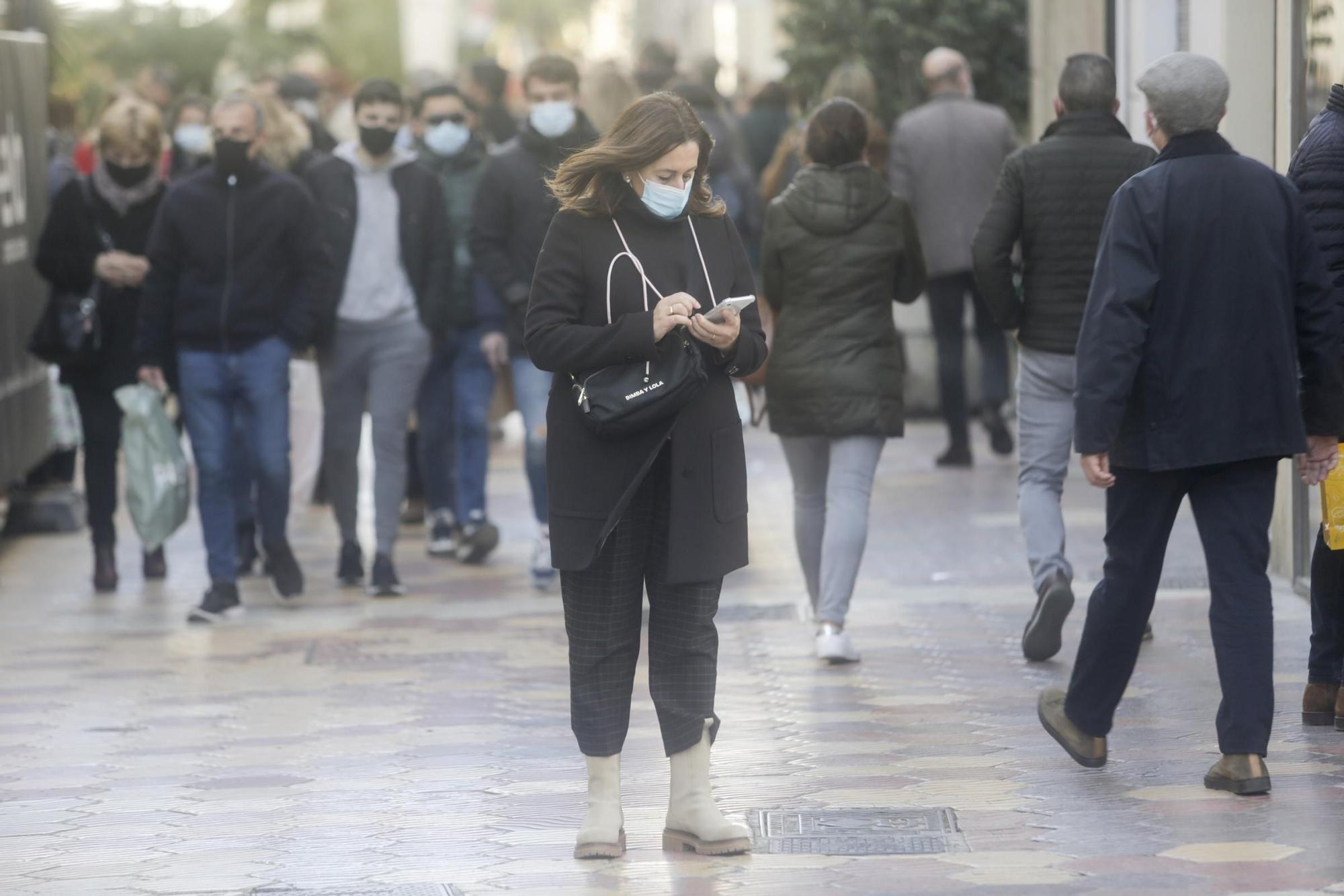 Aglomeraciones en las tiendas del centro de València por las compras de Navidad