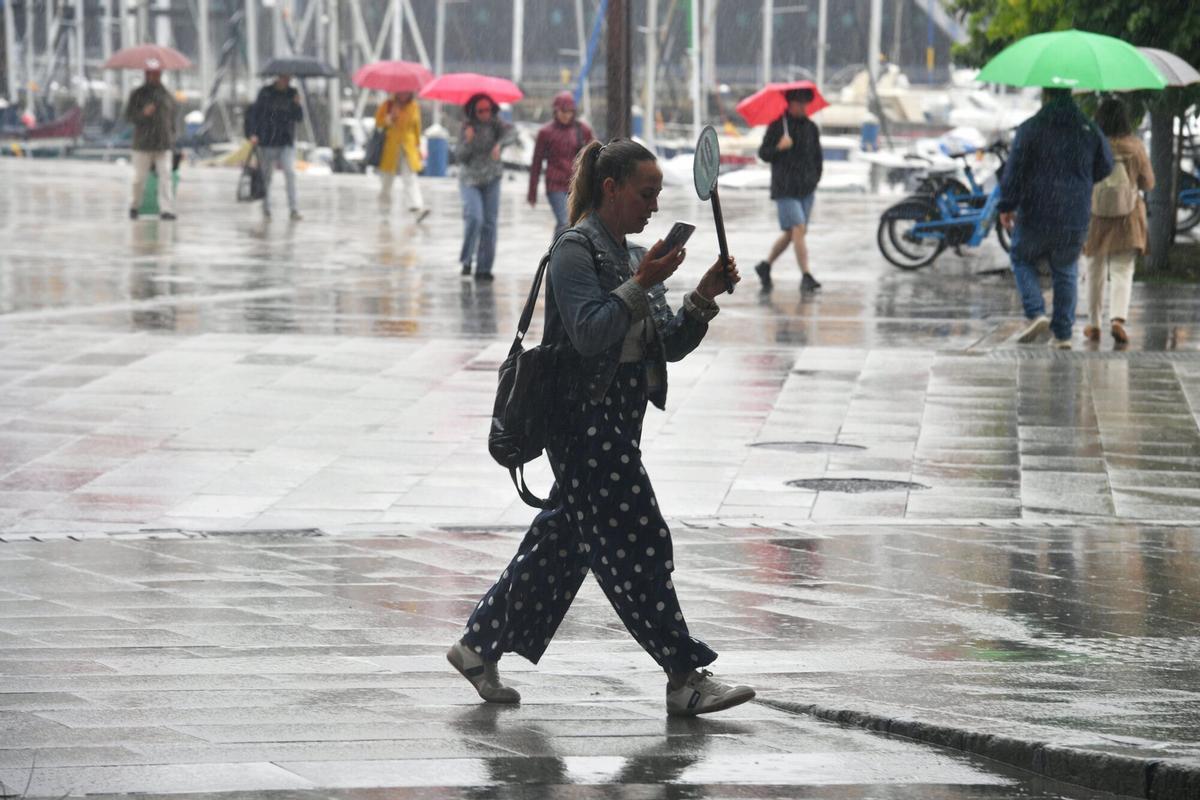 Calles mojadas y paraguas este miércoles de alerta naranja por lluvias en A Coruña. Calles mojadas y paraguas este miércoles de alerta naranja por lluvias en A Coruña.