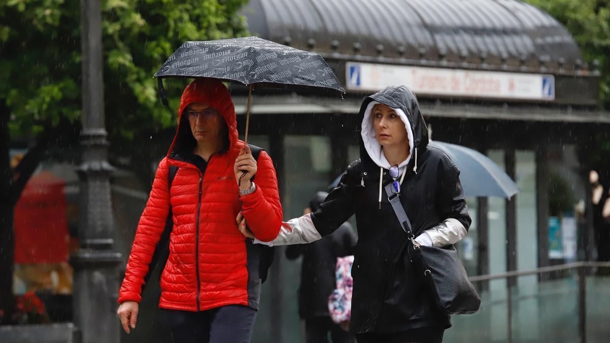 Dos personas caminan bajo la lluvia en Córdoba.