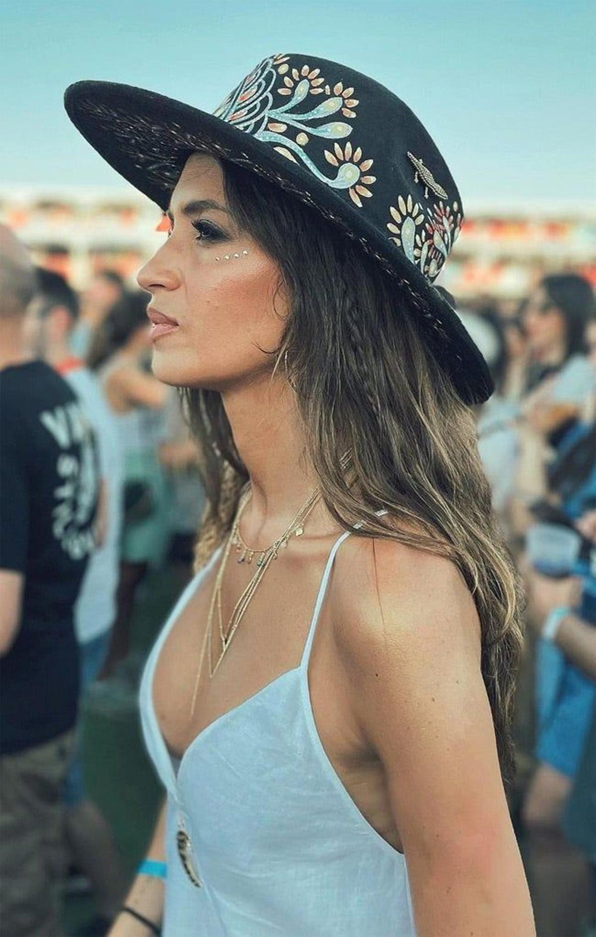 Sara Carbonero en el Madcool con un sombrero