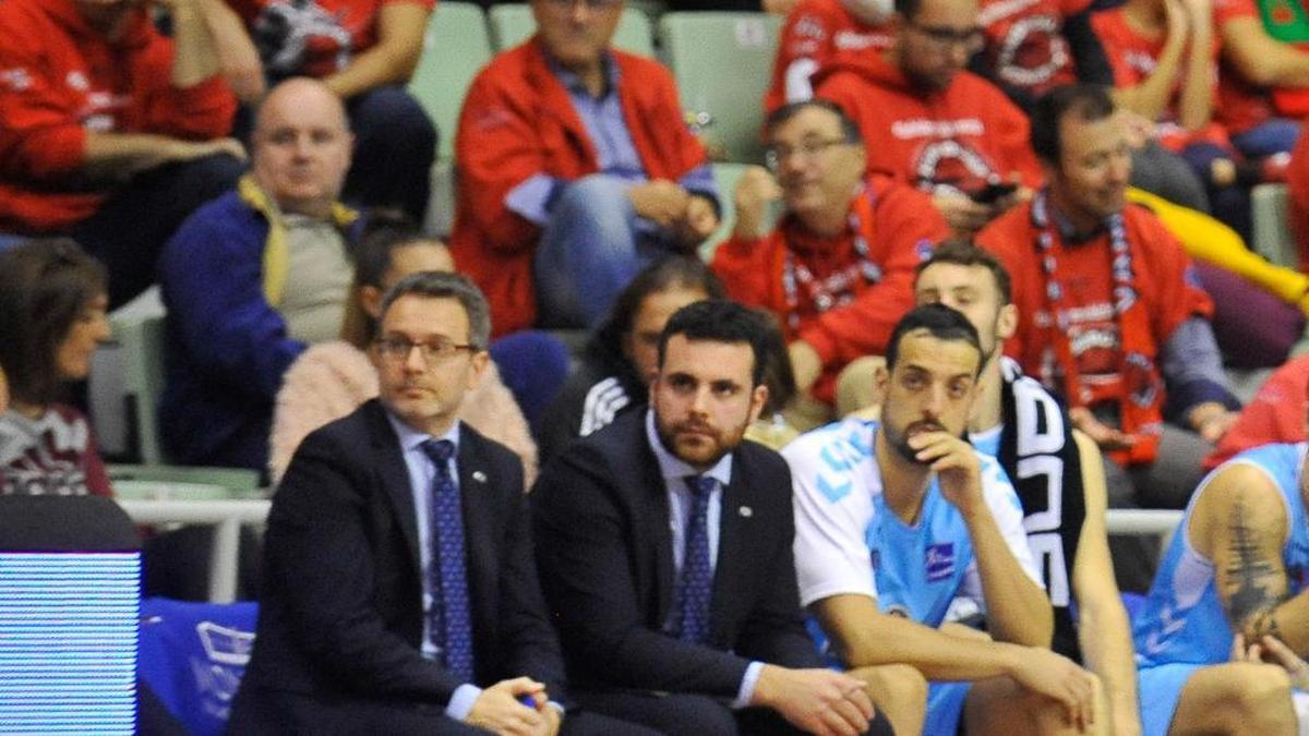 Óscar Lata, a la izquierda, durante una visita al Palacio con el Breogán.