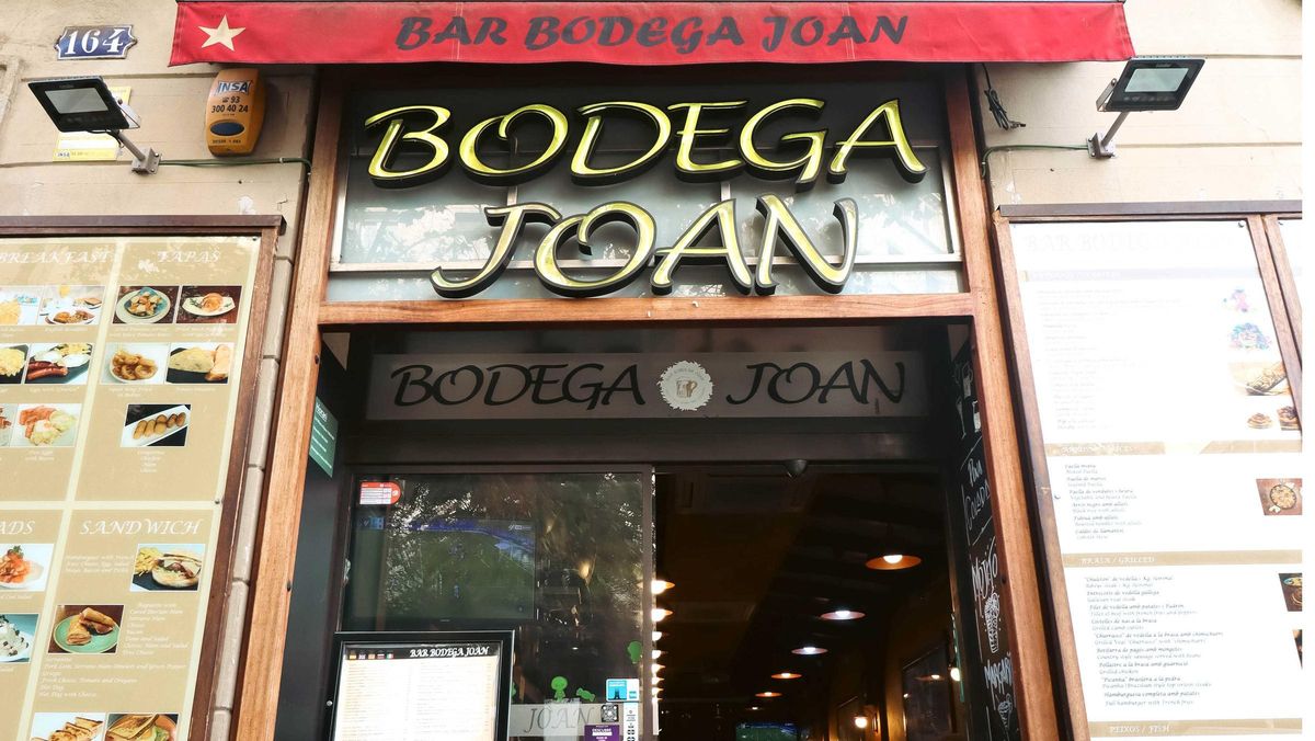 Fachada de la Bodega Joan en el Eixample de Barcelona.
