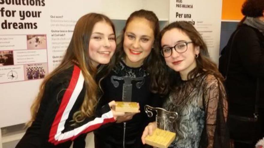 Las alumnas posan con el premio conseguido.