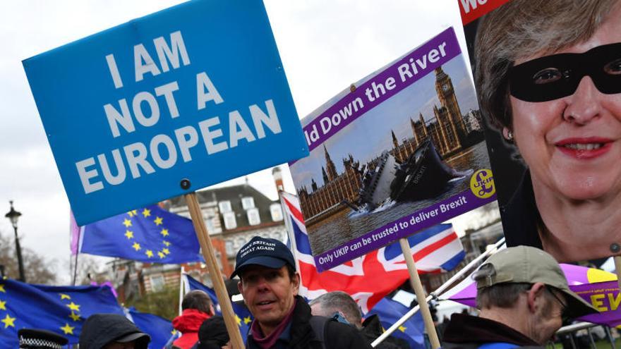 Manifestantes a favor del Brexit protestan ante el Parlamento.