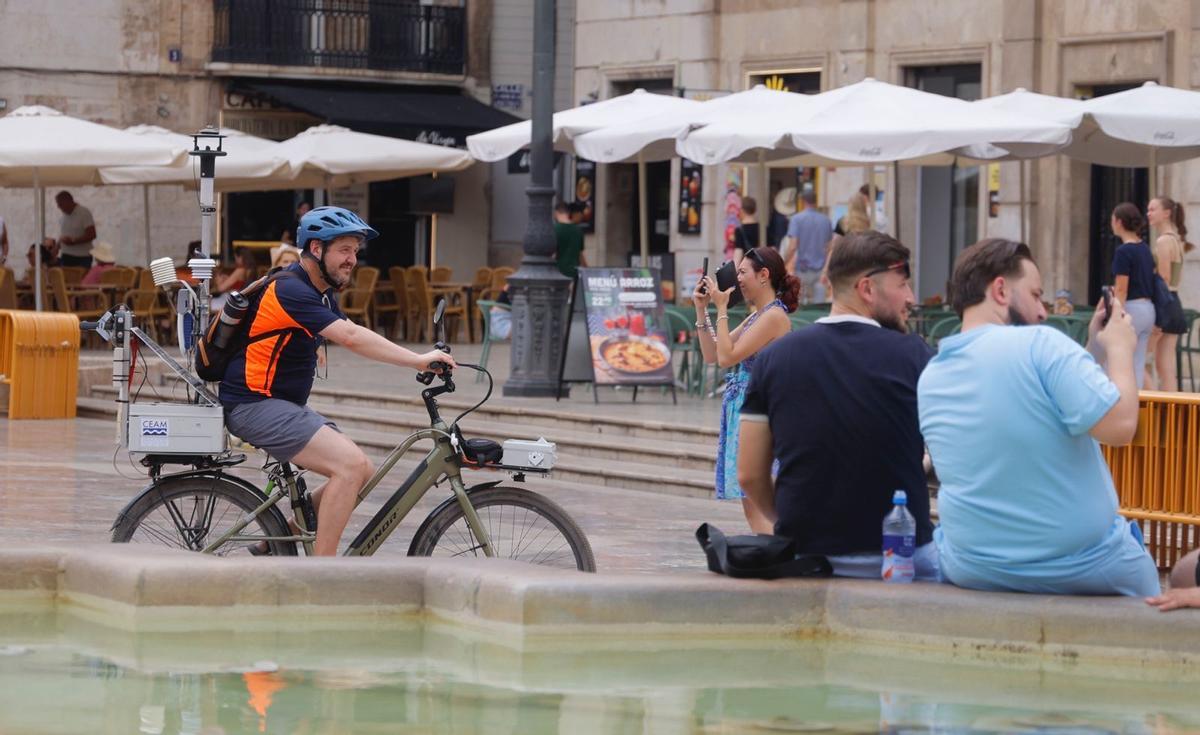 Investigador climático en su bicicleta
