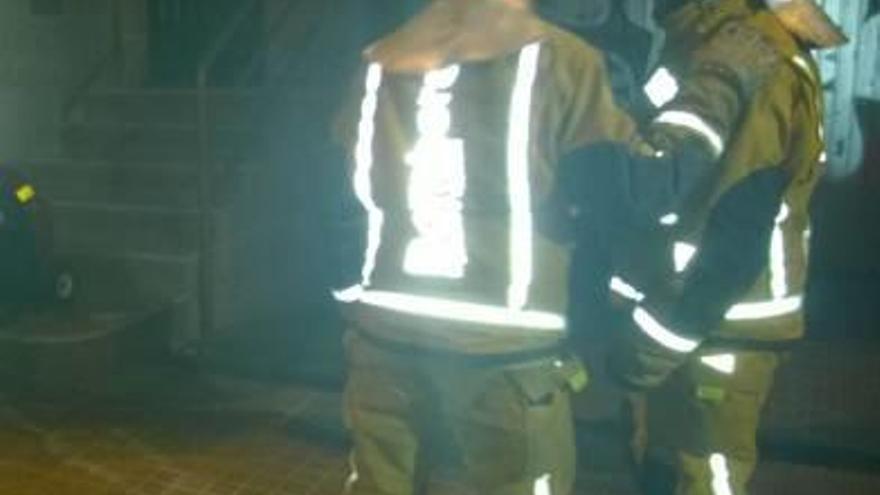 Los bomberos desalojan a una familia por un fuego en una lavadora