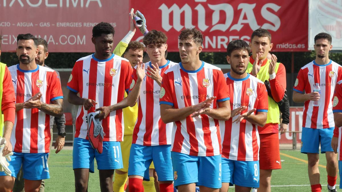 Els jugadors del CE Manresa, en el darrer partit disputat al Congost
