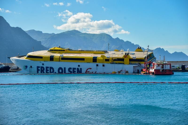 Fred Olsen, el barco encallado en el puerto de Agaete