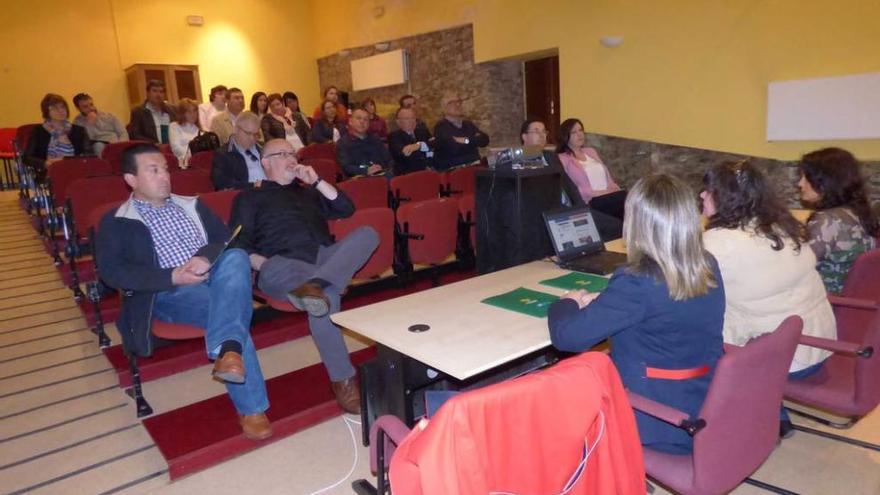 Asistentes a la charla sobre el Camino de Santiago, ayer, en Tineo.