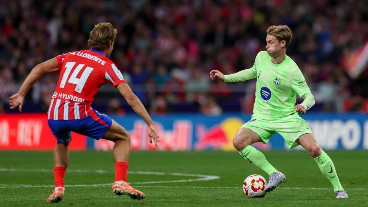 De Jong, en acción ante el Atlético