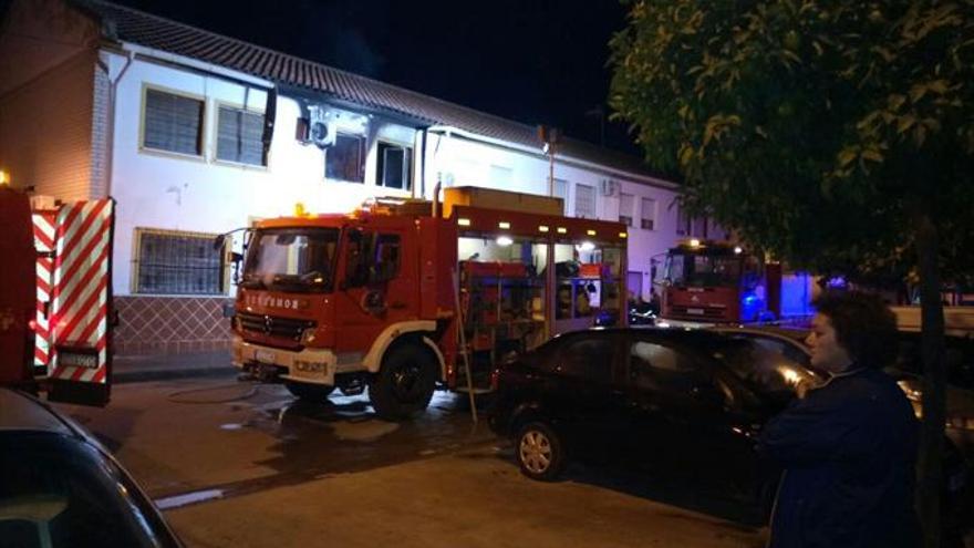 Dos heridos al huir de las llamas en un incendio en Palma del Río