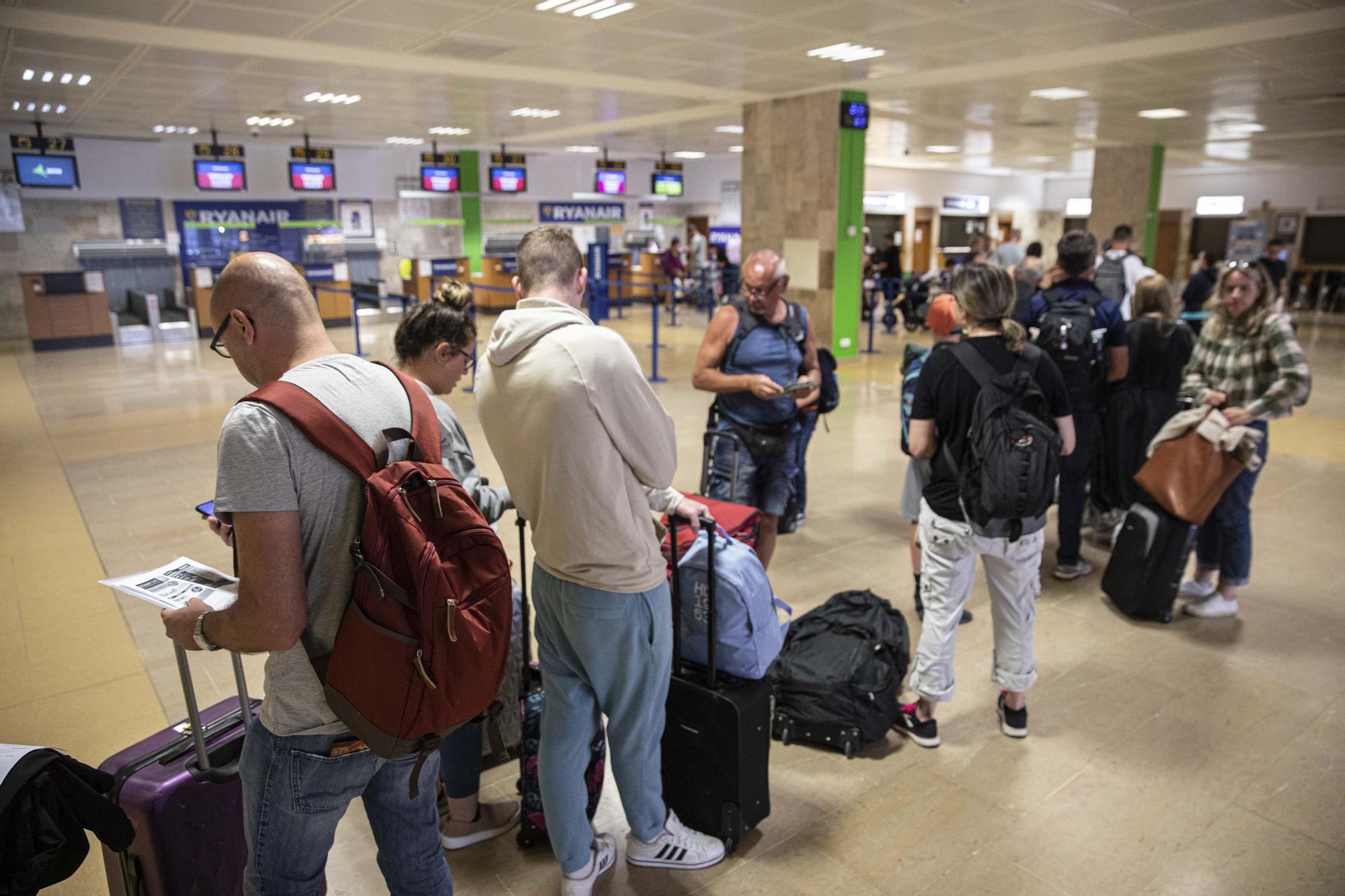 Normalitat en el primer dia de vaga de Ryanair a Girona