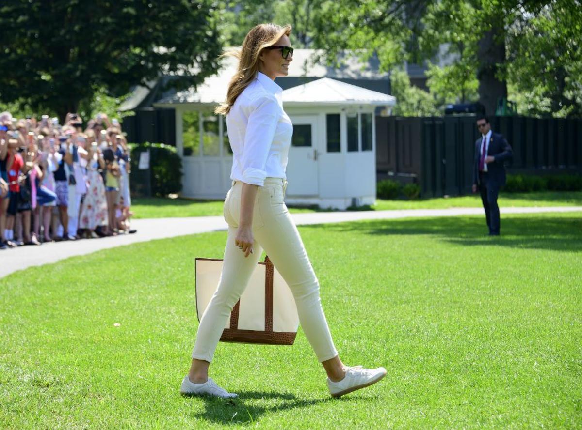 Melania Trump con un look básico pero elegante rematado por un bolso tamaño XL de Michael Kors