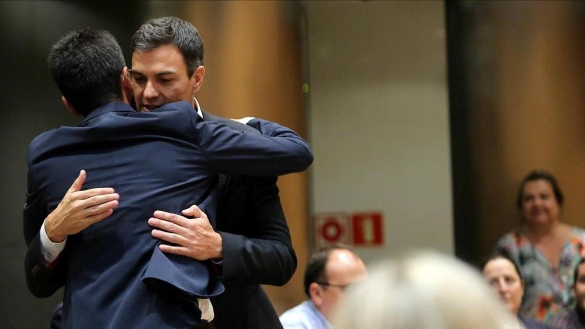 Pedro Sánchez abraza a Antonio Hernando, este martes en el Congreso.