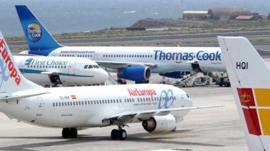 El Estado y Canarias pactan limitar los precios de los billetes aéreos en una ruta a la Península