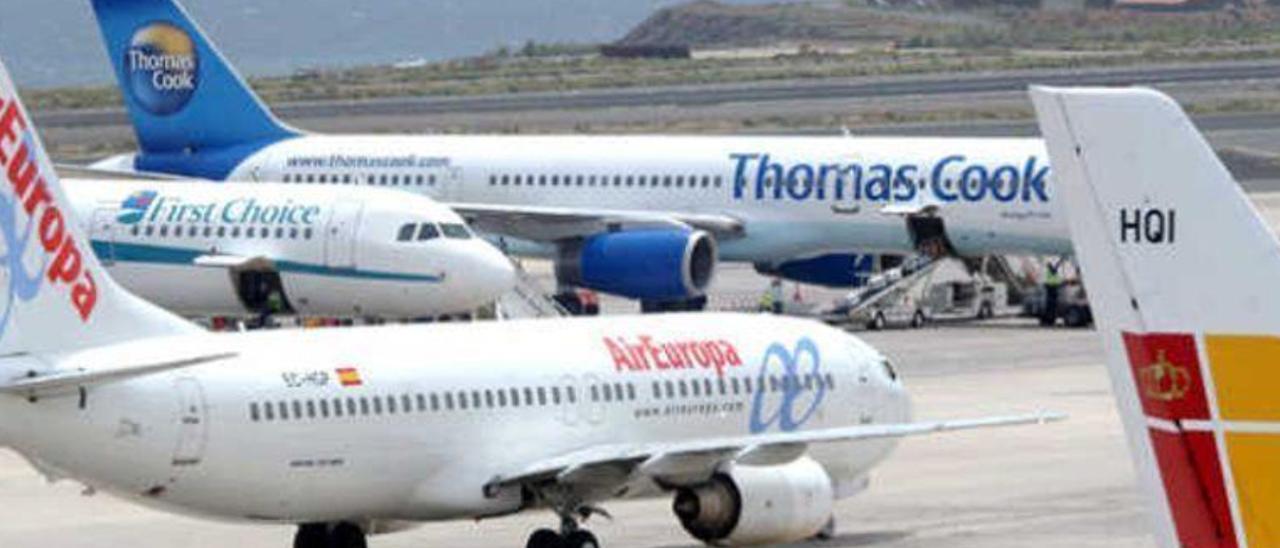 Imagen de aviones en pista en el Aeropuerto de Gran Canaria.