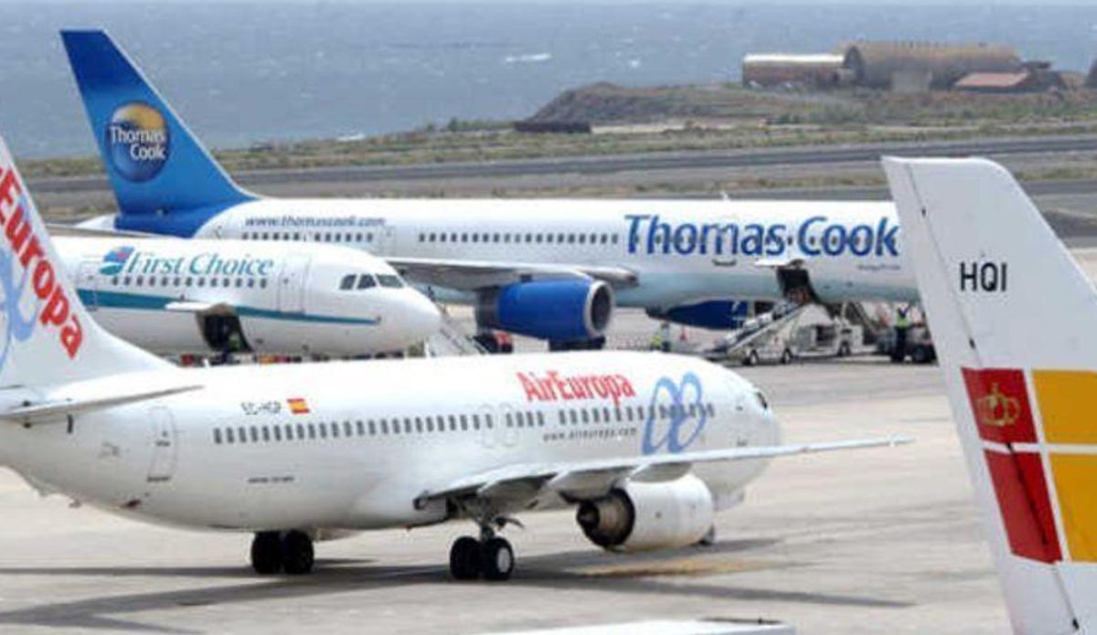 Imagen de aviones en pista en el Aeropuerto de Gran Canaria.