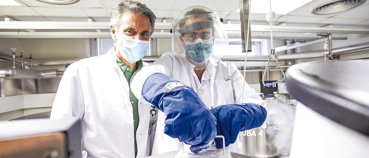 Álvaro Urbano y Manel Juan, en el laboratorio del Hospital Clínic donde &quot;autoproducen&quot; un fármaco genético de última generación contra el cáncer.