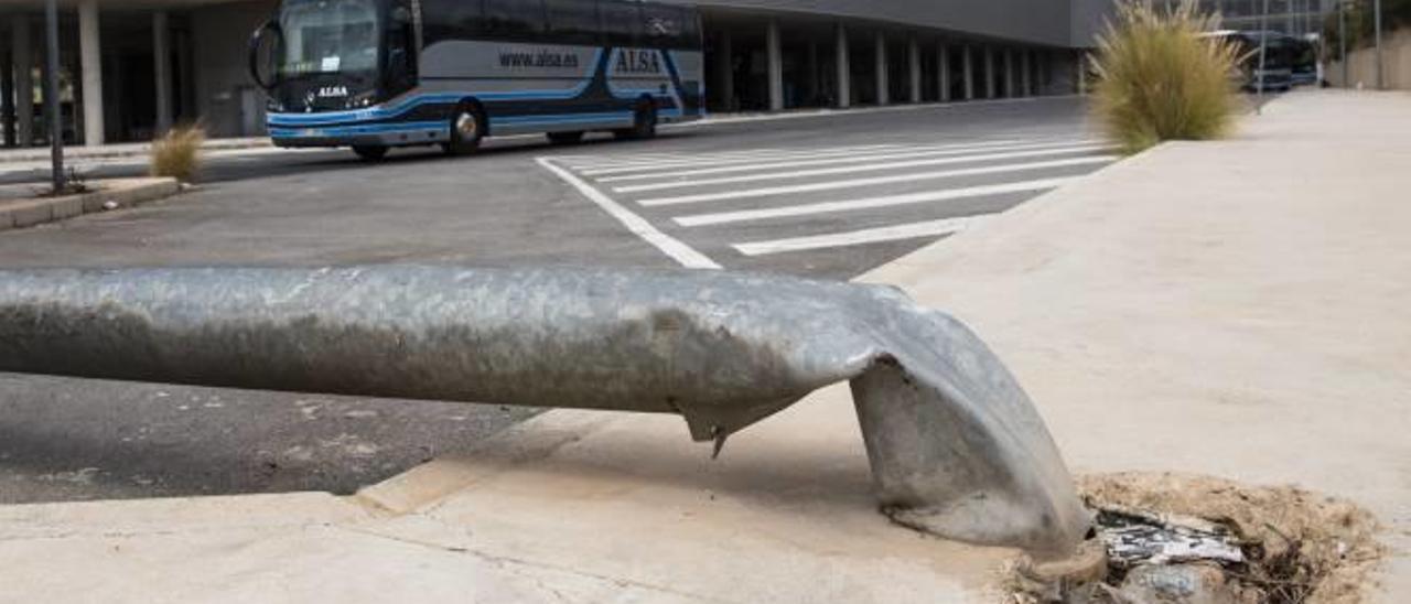 Desperfectos que dan la bienvenida a Benidorm