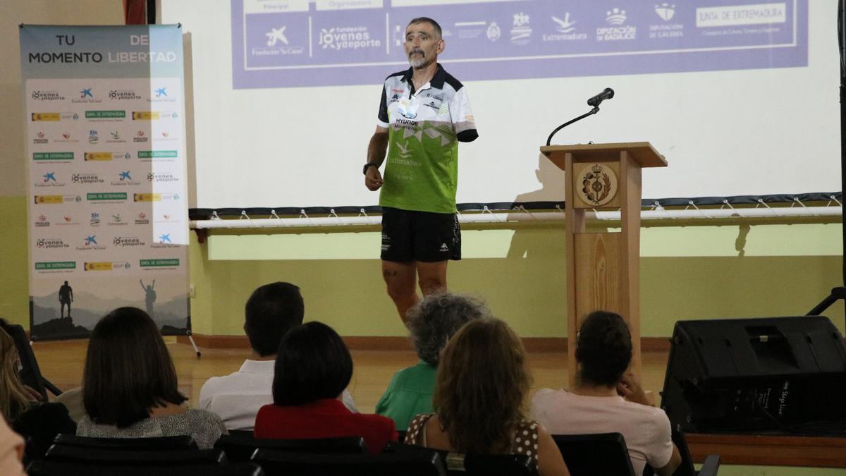 El deportista paralímpico Kini Carrasco dedica una charla motivacional.