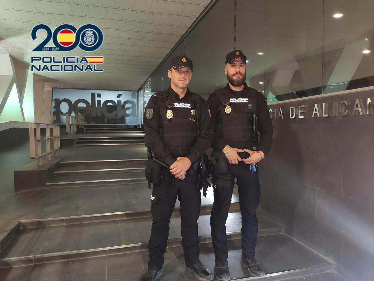 Los dos agentes que arriesgaron su vida para salvar a la mujer