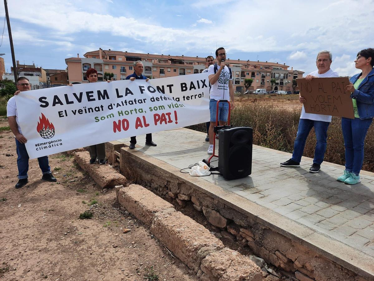 Lectura de un manifiesto en la protesta de Salvem La Font Baixa.