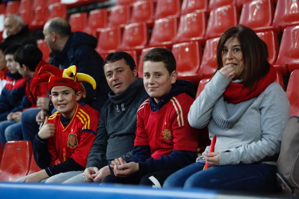 Aficionados en El Molinón durante el España-Israel