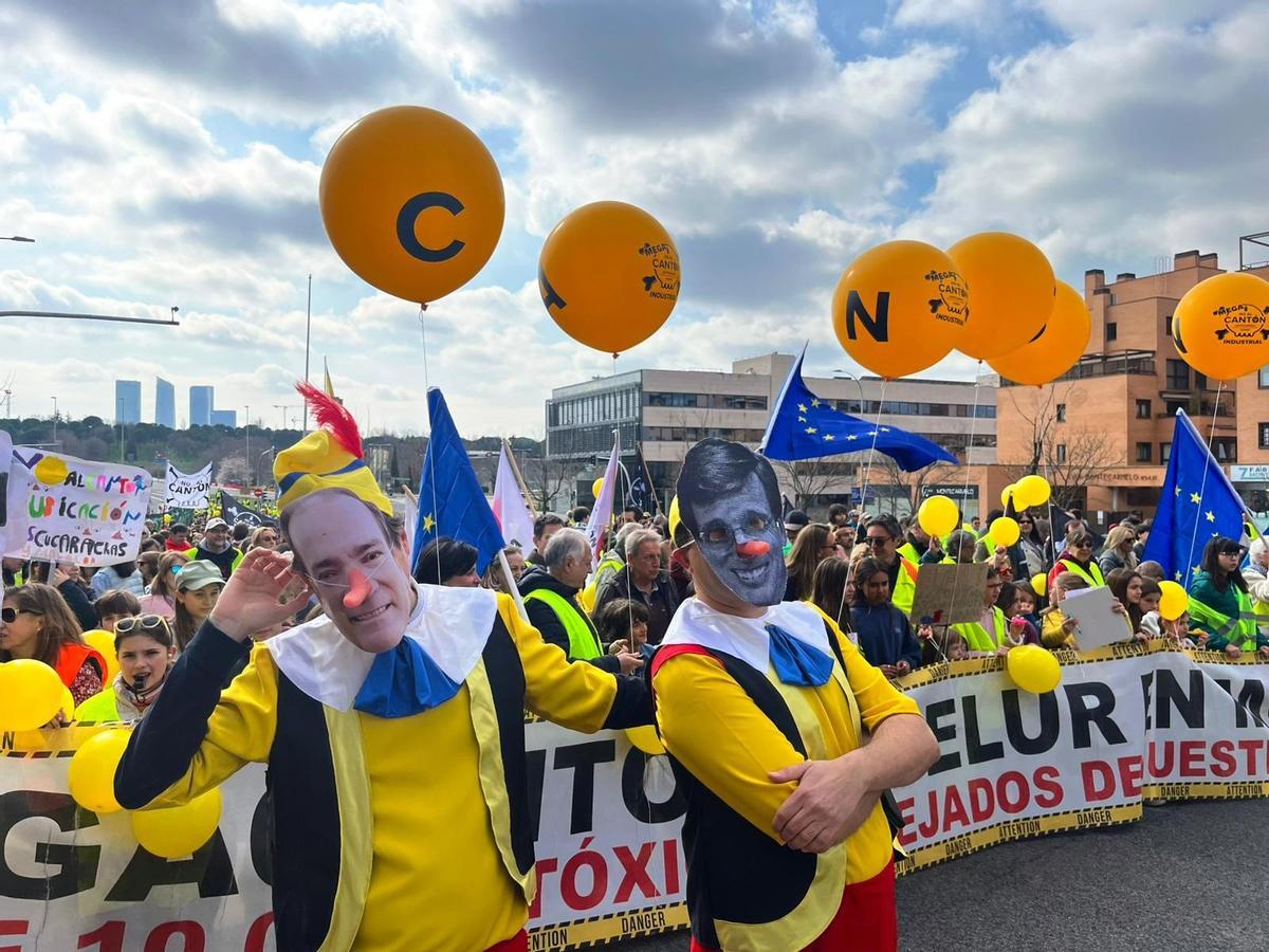 Dos manifestantes disfrazados de Pinocho con caretas de Carabante y Almeida.