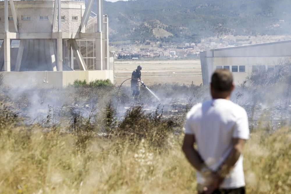 Se incendia un desguace junto a la Base Aérea de Alcantarilla