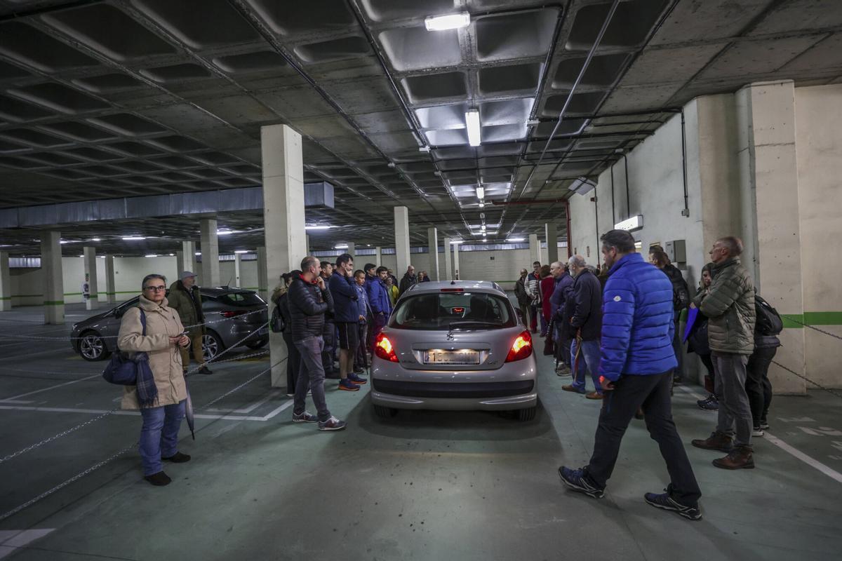 Interesados en adquirir una plaza de garaje en el parking de Ferreros durante la última jornada de puertas abiertas.