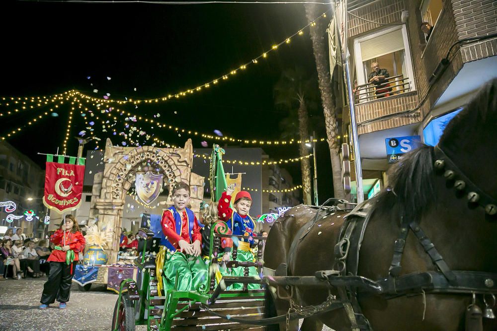 Distintos momentos de la Entrada mora que las tropas de la media luna protagonizaron ayer por las calles de Callosa d´en Sarrià.