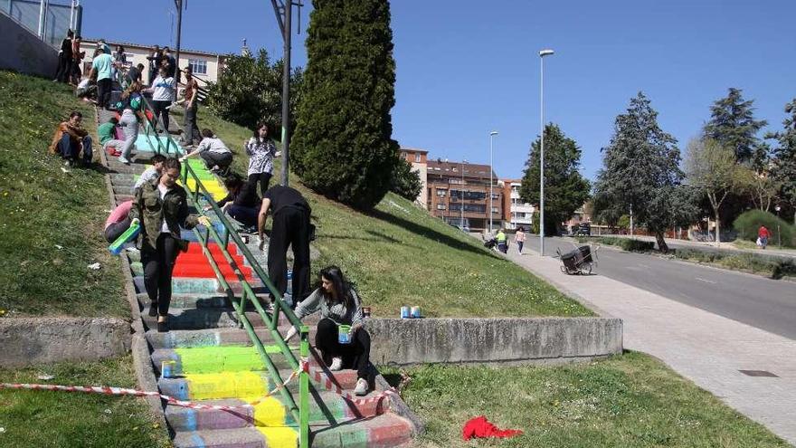 Las escaleras de la cuesta del Bolón recuperan su Tetris