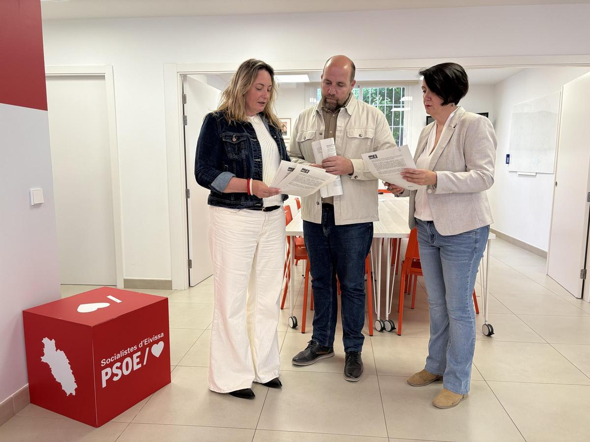 Carmen Boned, Vicent Roselló y Elena López durante la presentación en la sede del PSOE de Ibiza.