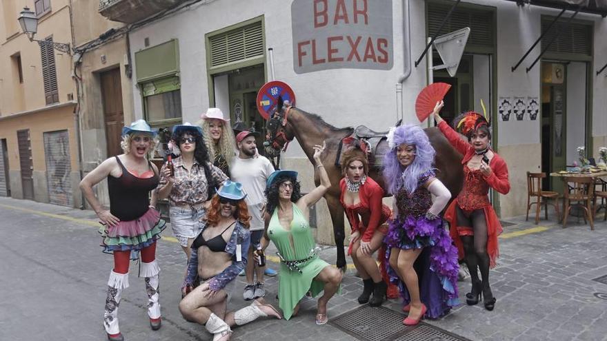 La Terremoto de Alcorcón junto a otros artistas posando con un caballo.